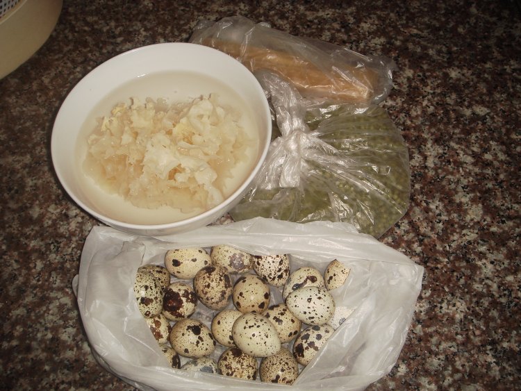 银耳绿豆甜品步骤1