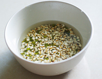 薏米鸡骨草茯苓煲老鸭步骤1