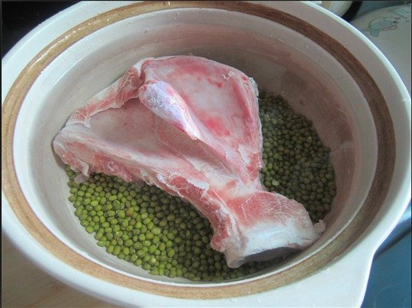 绿豆陈皮煲猪骨步骤3