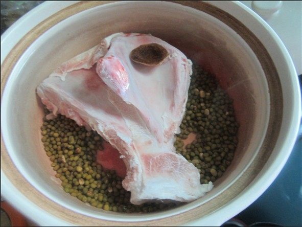 绿豆陈皮煲猪骨步骤4