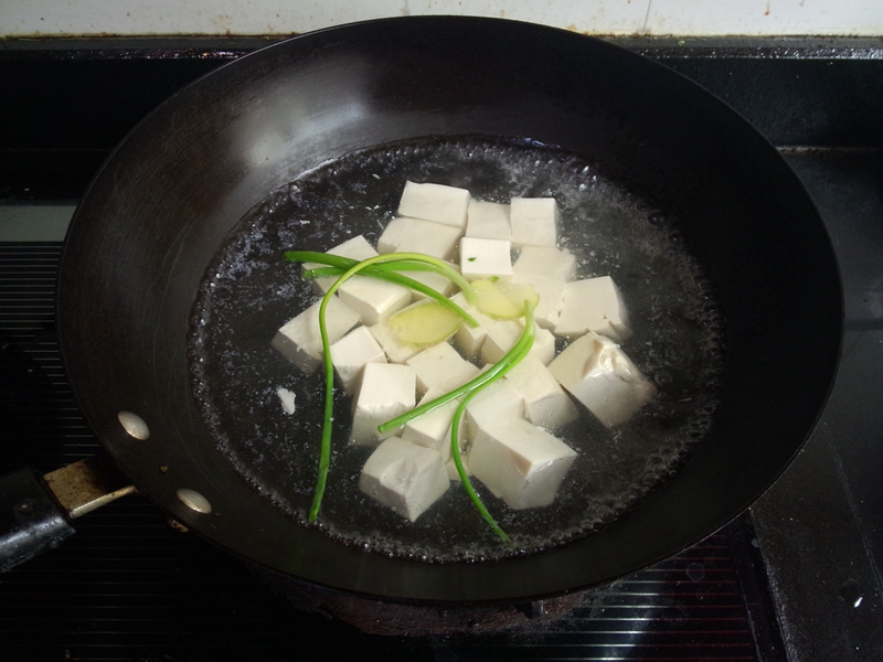 雪里蕻蛤蜊滚豆腐步骤7