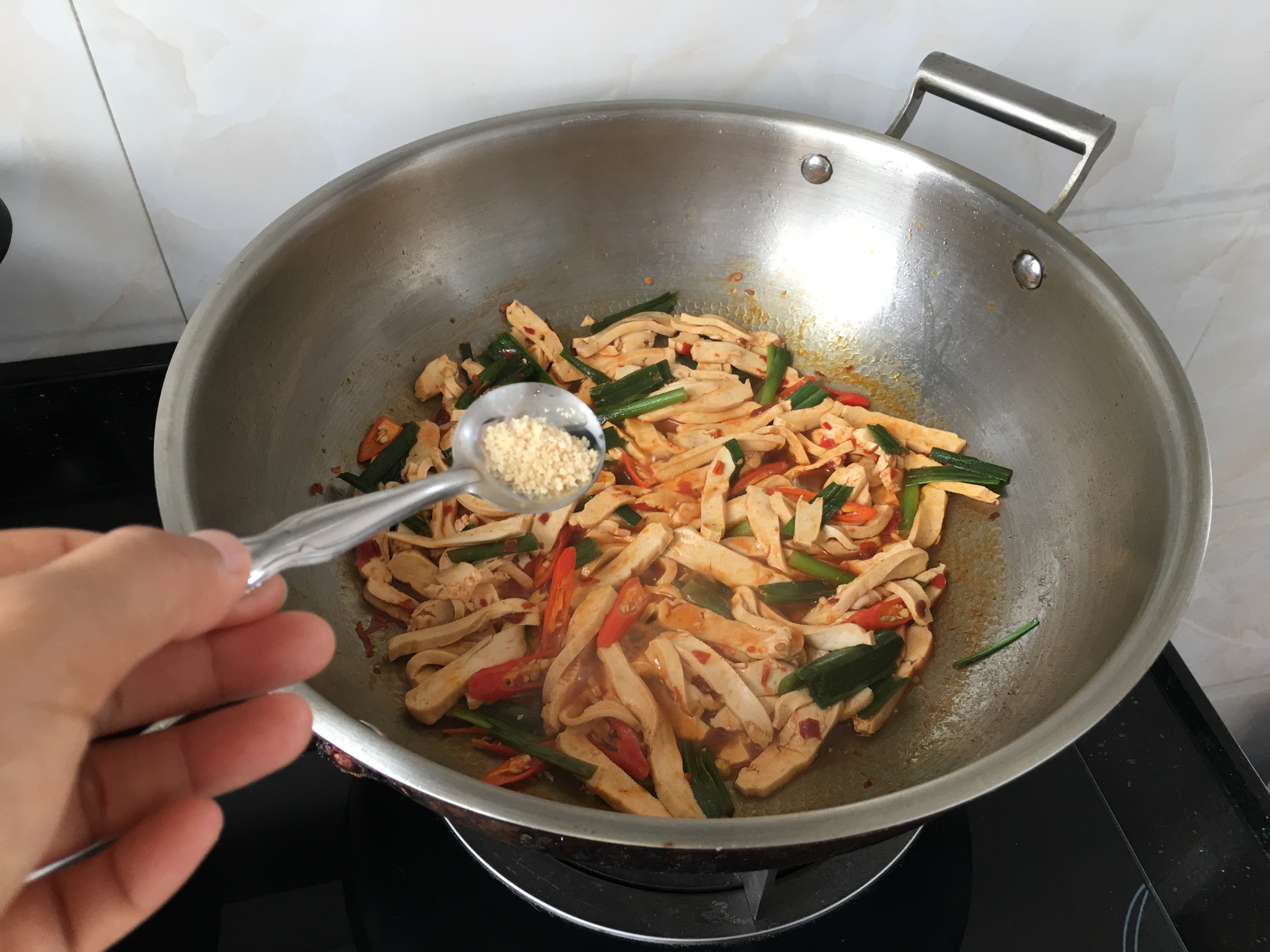 蒜苗豆腐步骤7