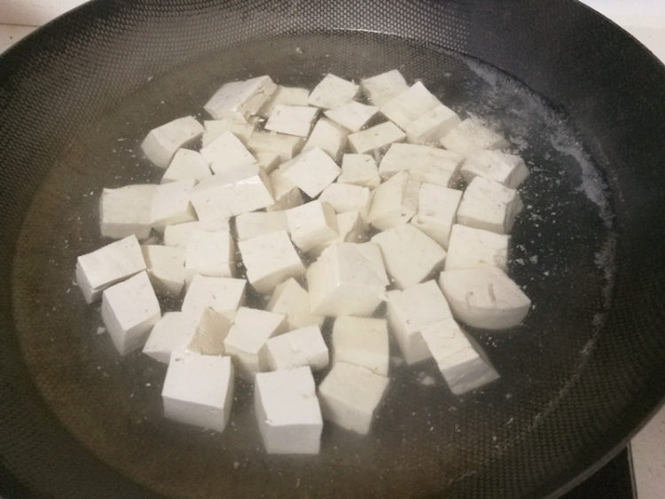 蚬子干烧豆腐步骤3
