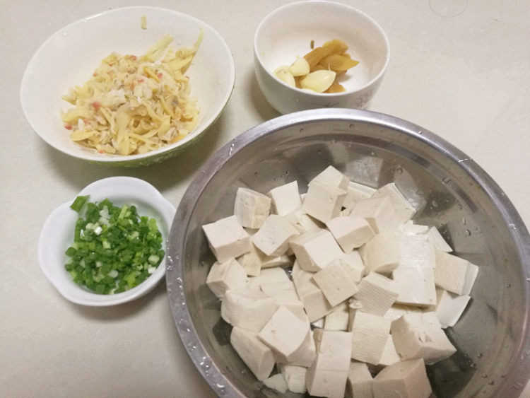 蚬子干烧豆腐步骤2