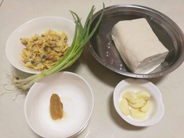 蚬子干烧豆腐步骤1