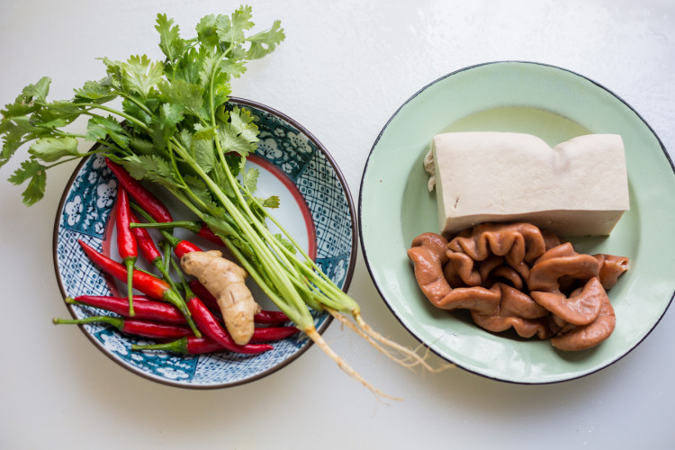 肥肠炖豆腐步骤1