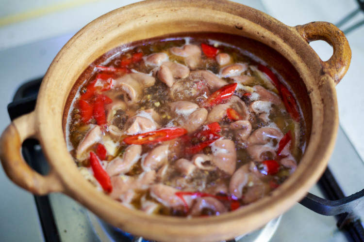肥肠炖豆腐步骤7