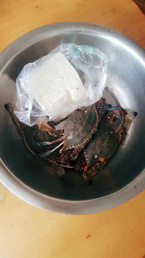 螃蟹炖豆腐步骤1