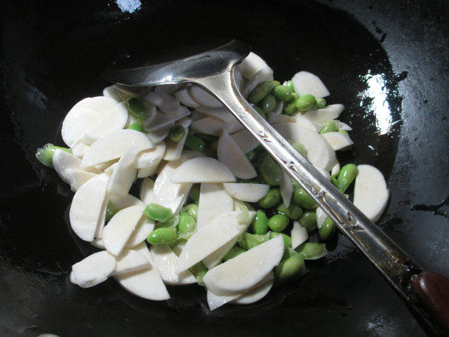 毛豆茭白煮豆腐步骤2