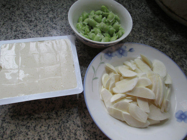 毛豆茭白煮豆腐步骤1