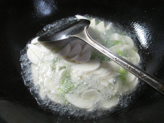 毛豆茭白煮豆腐步骤3