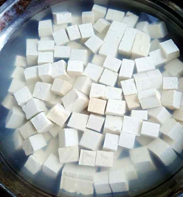 香菇炖豆腐步骤2
