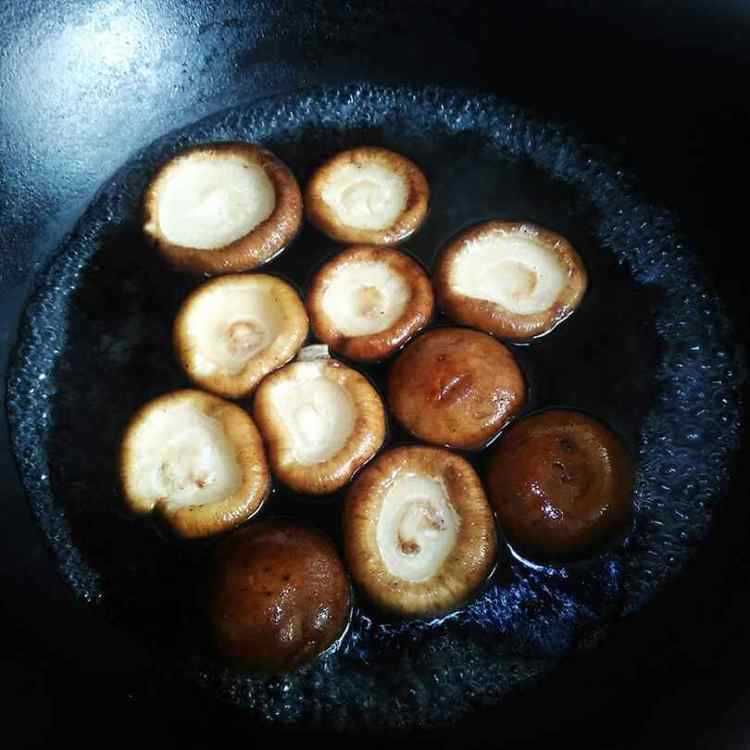 香菇炖豆腐步骤3