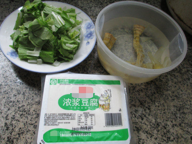 羊尾笋小白菜煮豆腐步骤1