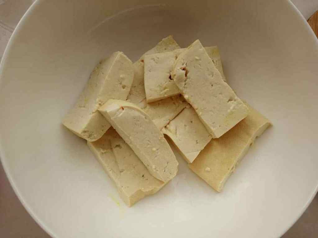 葱烧回锅豆腐步骤1