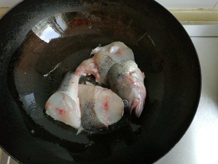 鲈鱼炖豆腐步骤3