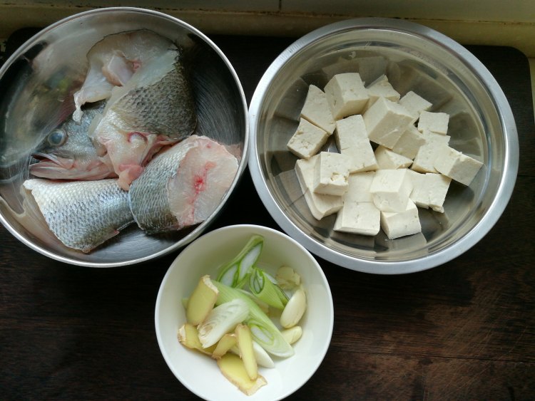 鲈鱼炖豆腐步骤1