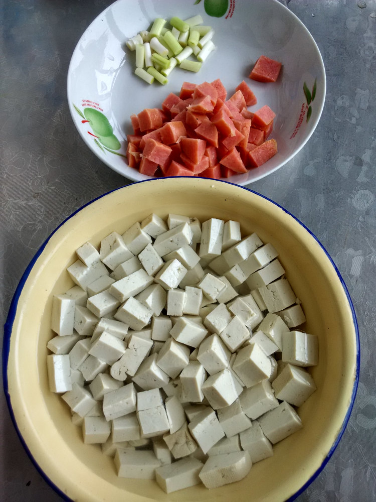 小炒豆腐丹麦肠步骤2