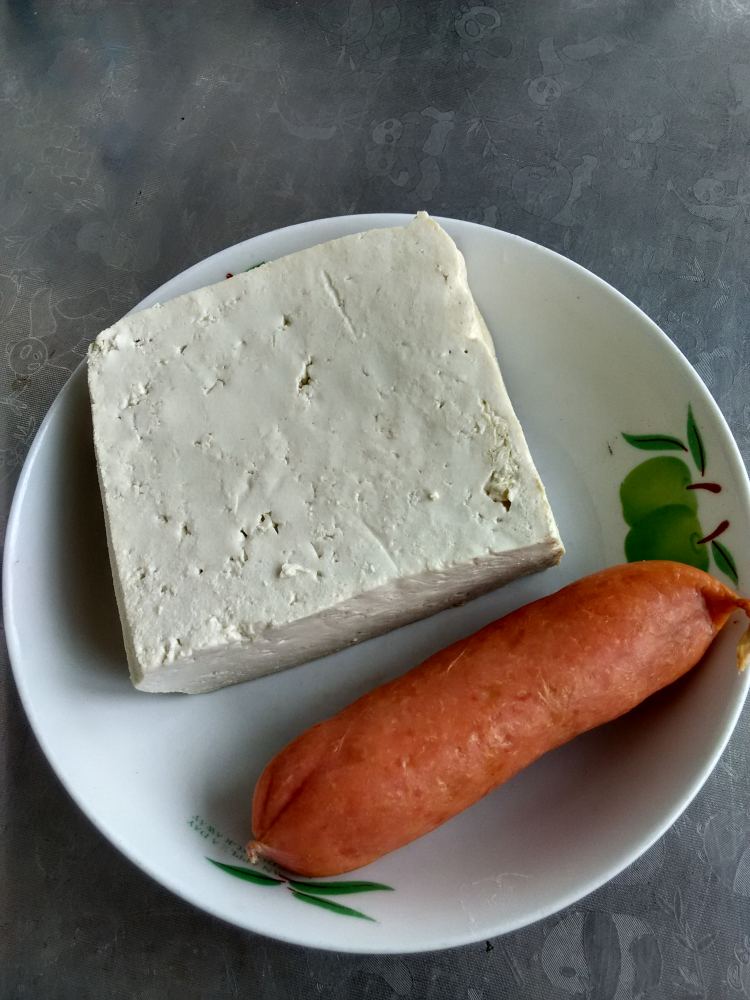 小炒豆腐丹麦肠步骤1