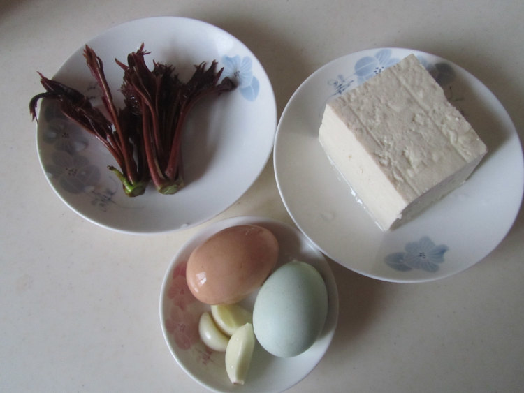 香椿豆腐鸡蛋卷步骤1