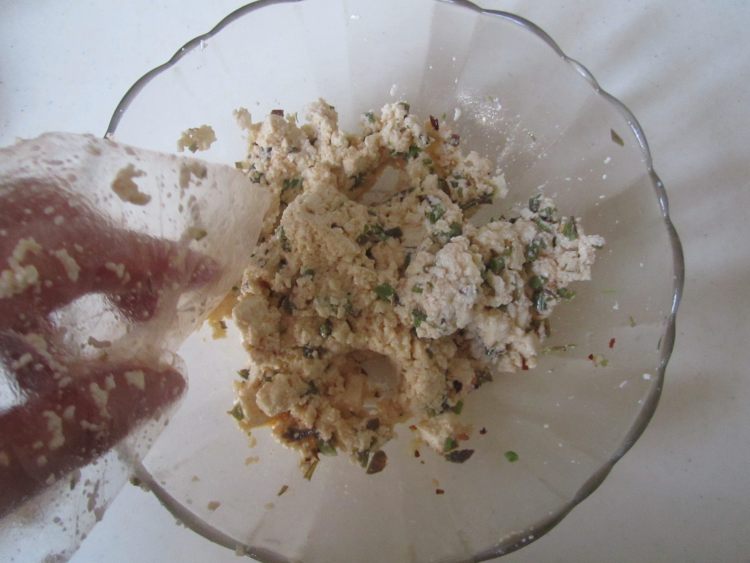 香椿豆腐鸡蛋卷步骤4