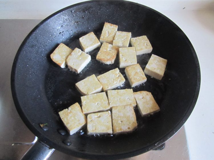 平菇肉片炒豆腐步骤2