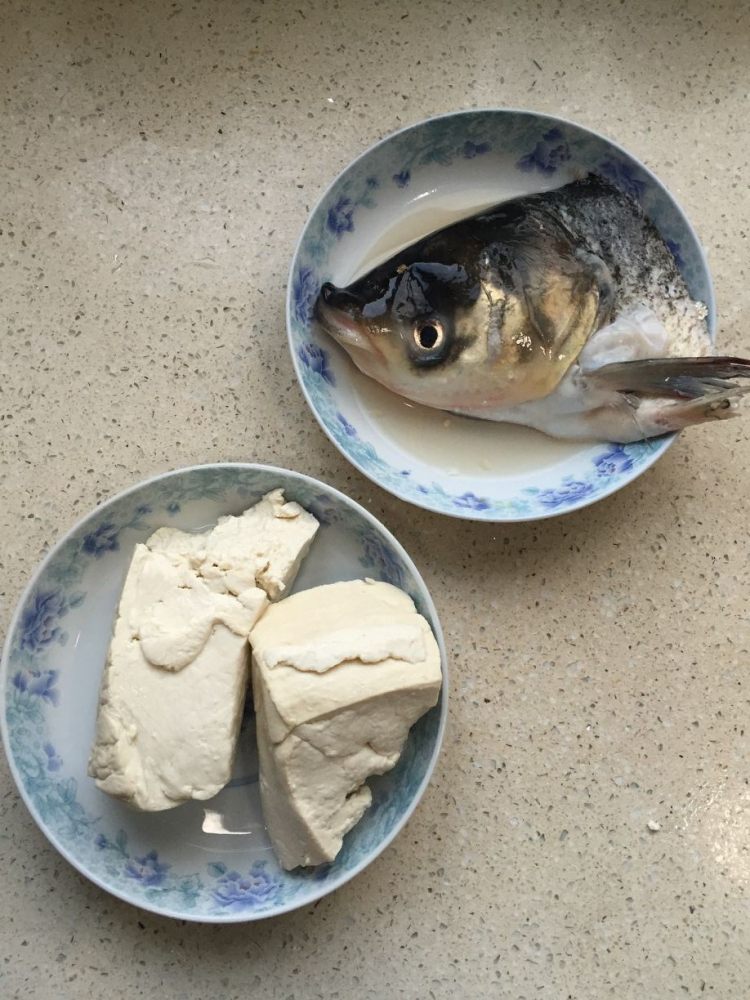 鱼头炖豆腐步骤1