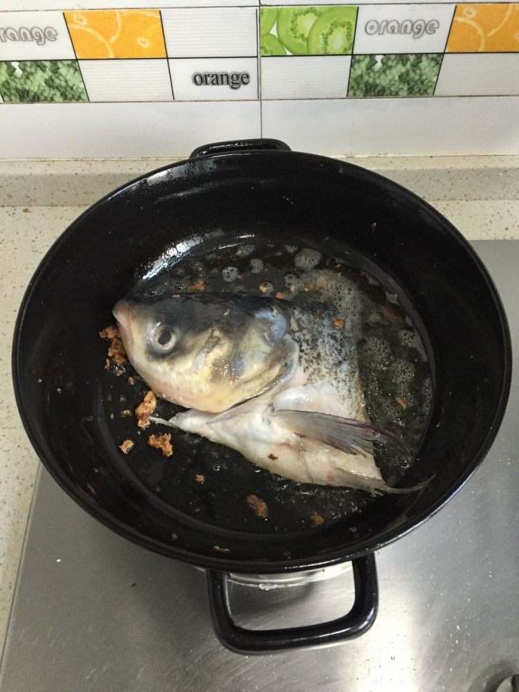 鱼头炖豆腐步骤3