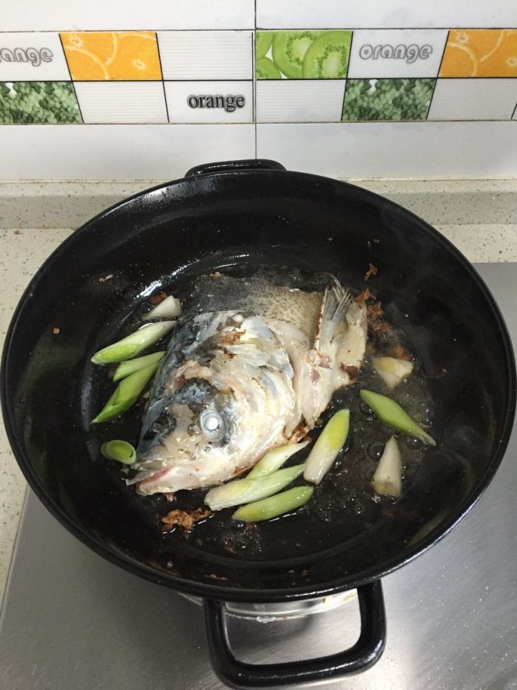 鱼头炖豆腐步骤4