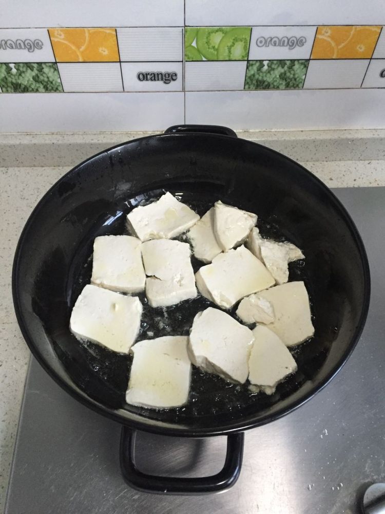 鱼头炖豆腐步骤2