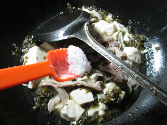 雪菜猪肚煮豆腐步骤6