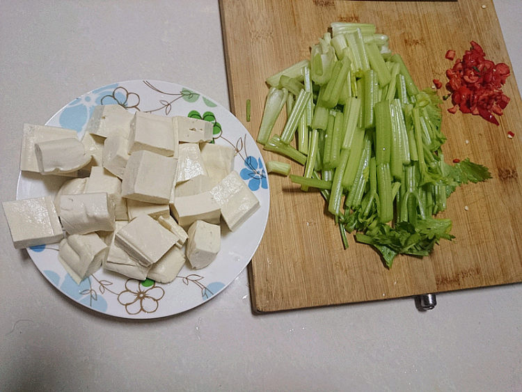 香芹炒豆腐步骤2