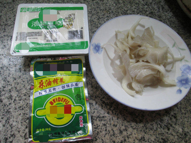 榨菜丝平菇煮豆腐步骤1