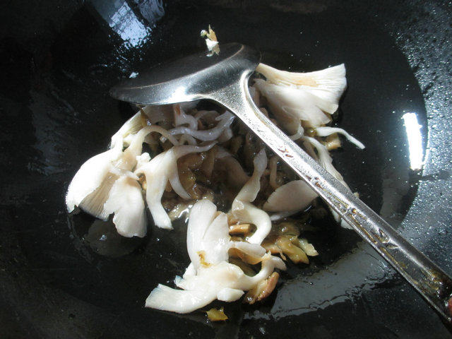 榨菜丝平菇煮豆腐步骤3