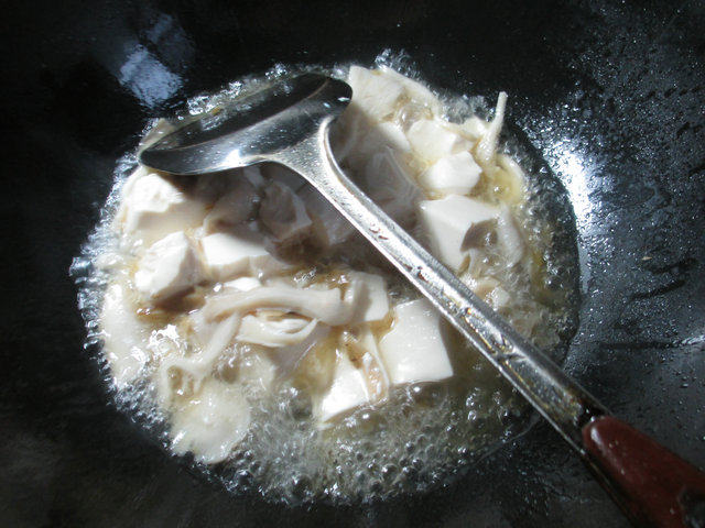 榨菜丝平菇煮豆腐步骤4