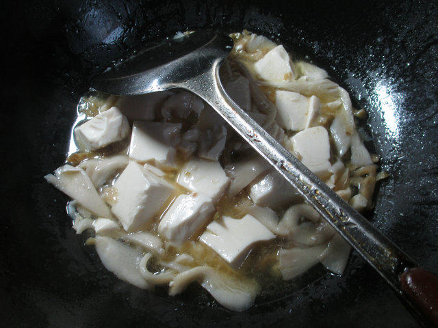 榨菜丝平菇煮豆腐步骤7