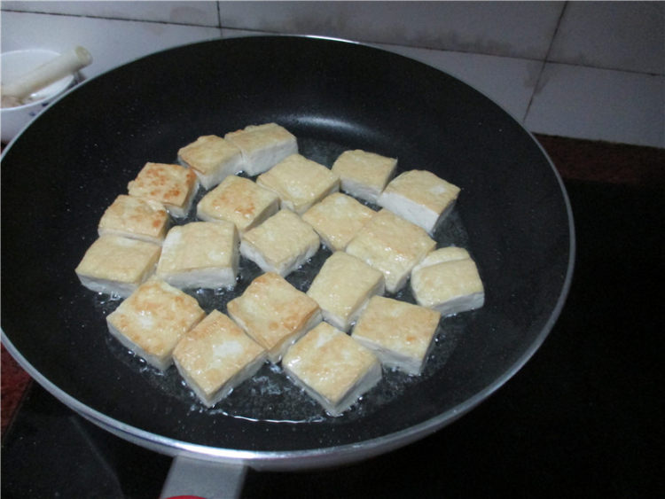 洋葱煎豆腐步骤4