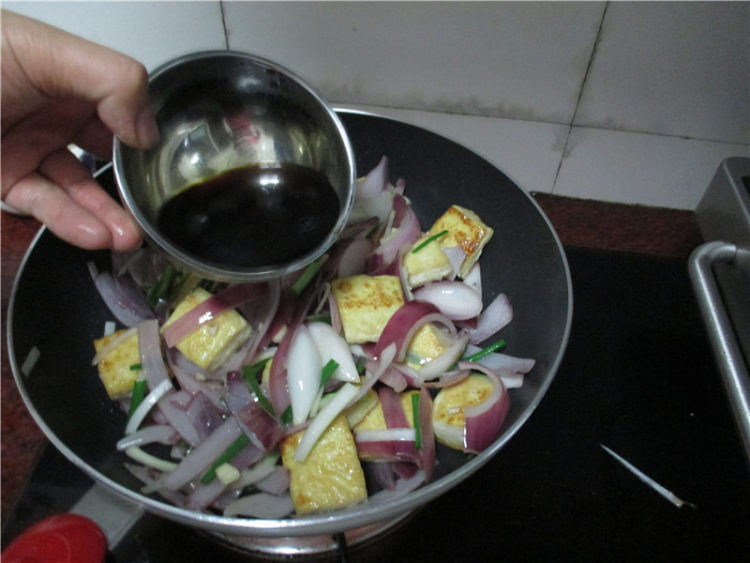 洋葱煎豆腐步骤9