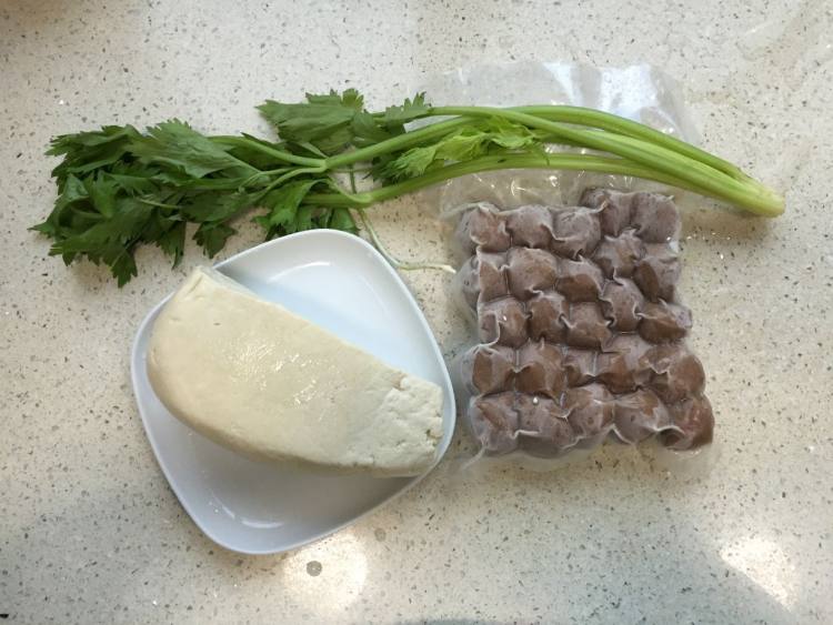 豆腐焖肉丸步骤1