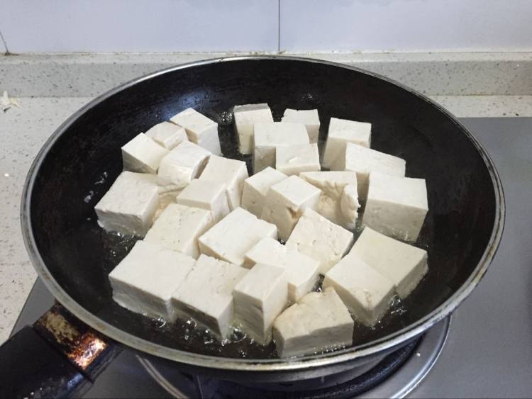 豆腐焖肉丸步骤2