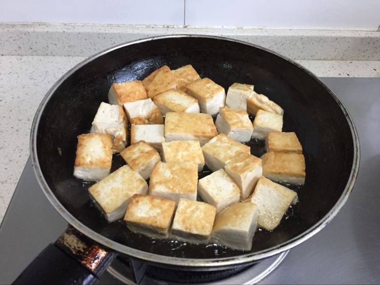 豆腐焖肉丸步骤3
