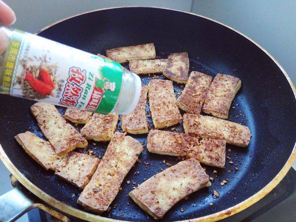 香煎孜然豆腐步骤5