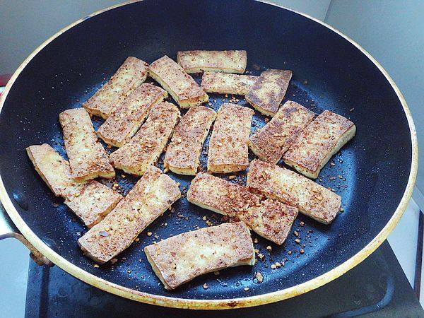 香煎孜然豆腐步骤4