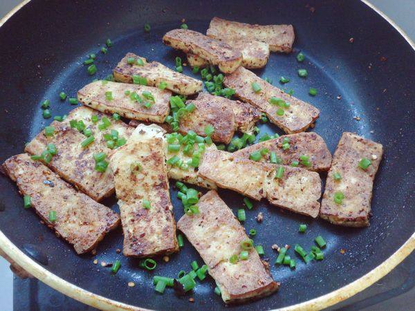 香煎孜然豆腐步骤7