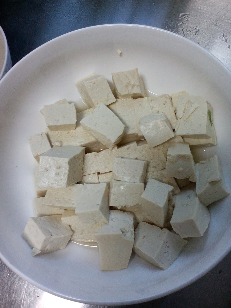 金针菇海鲜炖豆腐步骤1