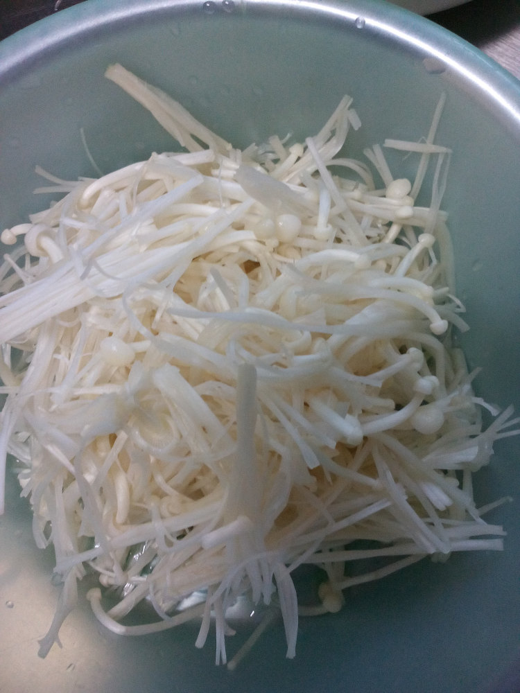 金针菇海鲜炖豆腐步骤2