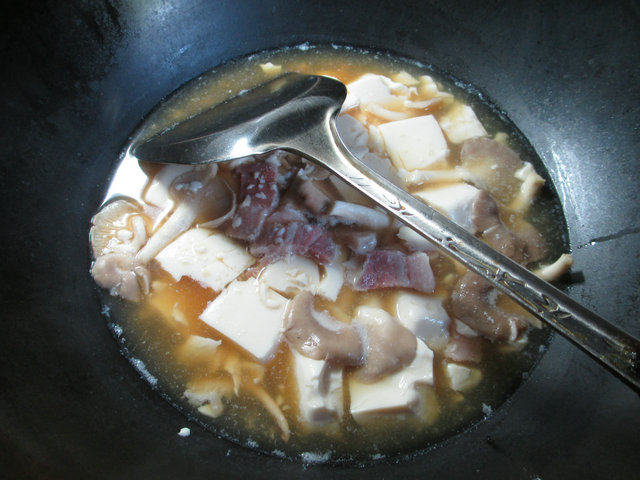 秀珍菇咸肉豆腐步骤7
