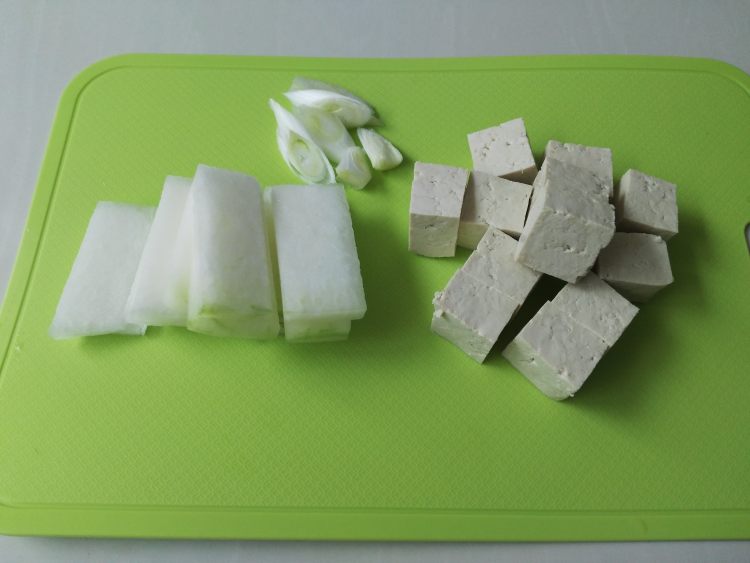 冬瓜粉条炖豆腐步骤2