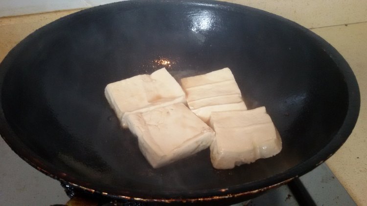 葱香河虾炒豆腐步骤4