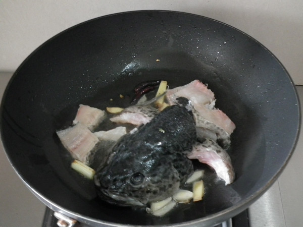 澳斑鱼头炖豆腐步骤6